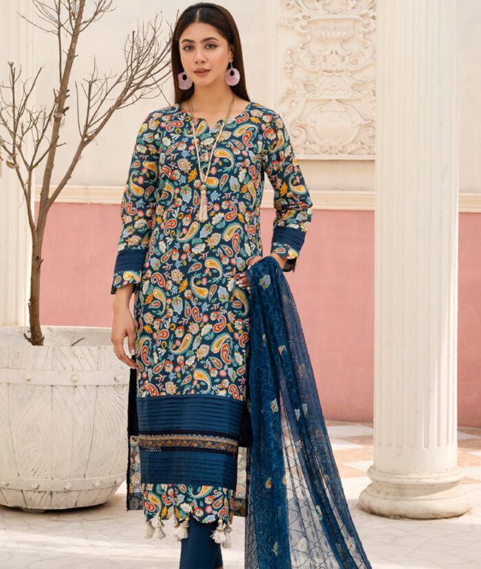 Pakistani woman wearing digital printed lawn shawlar kameez by Ayesha Styles.