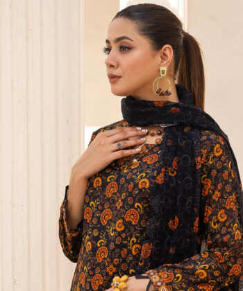 Pakistani woman wearing digital printed lawn shawlar kameez by Ayesha Styles.